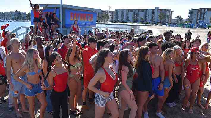 Cientos de aspirantes de todas las edades asistieron a casting para nueva versión de "Guardianes de la Bahía" en Los Ángeles