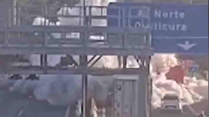 Video: El momento exacto en que camión volcó y expulsó gigantesca nube de gas previo a la explosión en Renca