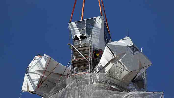 Completan cruz de torre central de la Sangrada Familia y basílica llega a su altura máxima