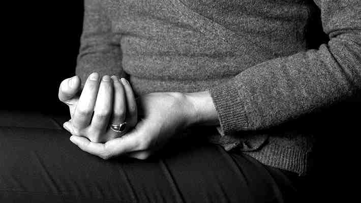 Descubren que las mujeres padecen dolor crónico más exacerbado que los hombres: "No es una construcción social"