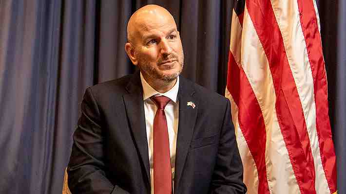 Embajador Judd tilda de "irrisoria" la "sorpresa" del Gobierno ante sanción y no descarta "revisión" de programas con Chile