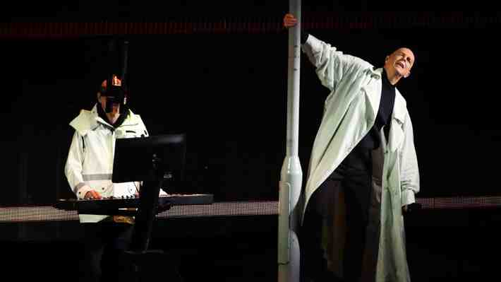 Pet Shop Boys ofrece un impecable show cargado de éxitos en su debut en Viña ante una repleta y cautiva Quinta Vergara