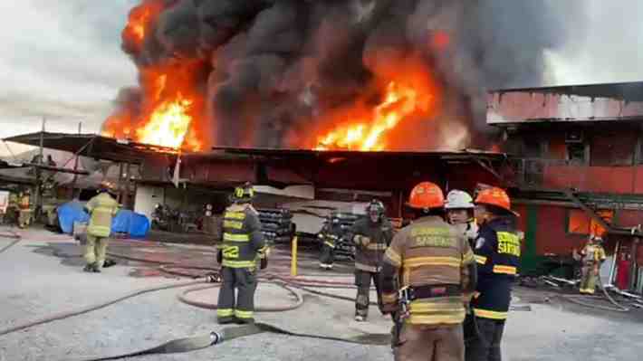 Video | Reportan gran incendio en fábrica de telas en Independencia: Hay desvíos de tránsito