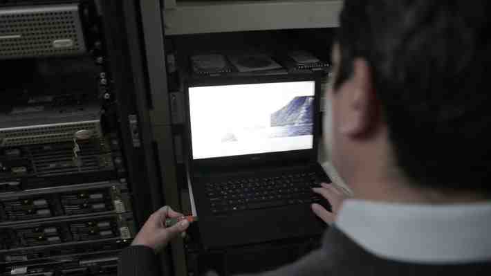 Ante advertencia de EE.UU. por hackeo a empresas chilenas: ¿Qué tan vulnerable es Chile a ciberataques?