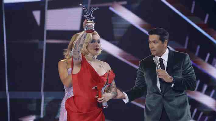 Recibió Gaviota de Platino, fue ovacionada por la Quinta Vergara y se emocionó: Mon Laferte triunfa en su tercera vez en Viña