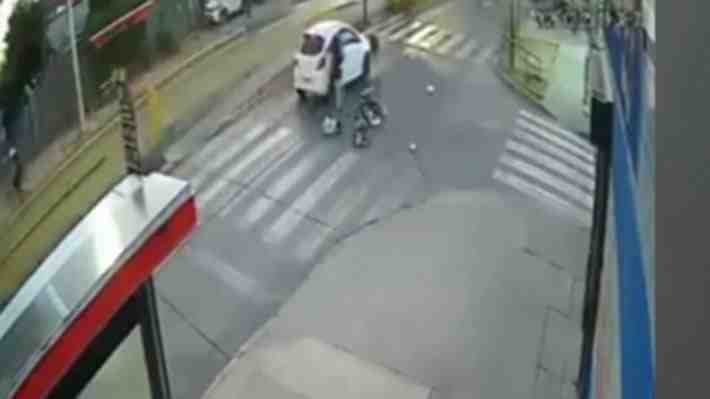 Video | Conductor atropella a un padre y su guagua en coche en cruce peatonal: Se dio a la fuga