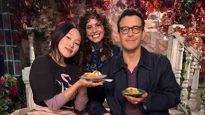 Calzones rotos, chilenitos y más: La reacción del elenco de "Bridgerton" al probar dulces nacionales