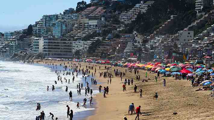 "Movido", pero preocupa la RM: Gremios del turismo hacen balance del verano aunque advierten que "queda marzo"