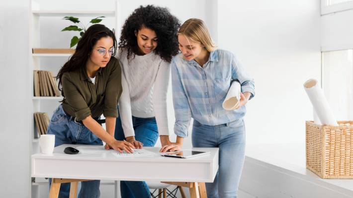 Abren convocatoria de becas gratuitas para mujeres en ciencia y tecnología