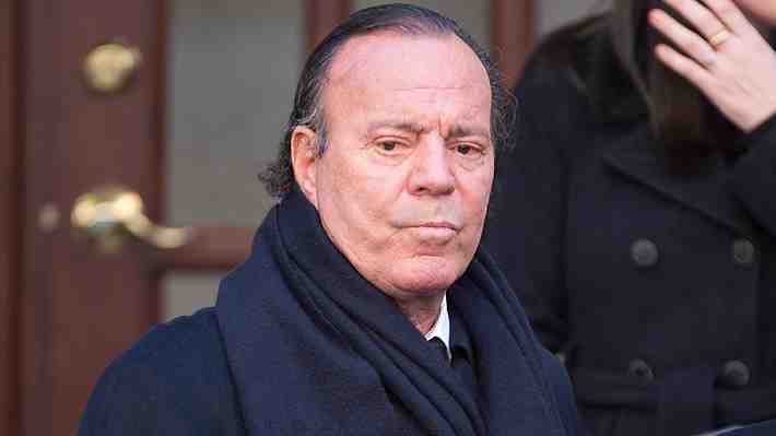 Julio Iglesias ahora demanda a medio español que publicó denuncias de dos de sus exempleadas: Lo acusa de "montaje"