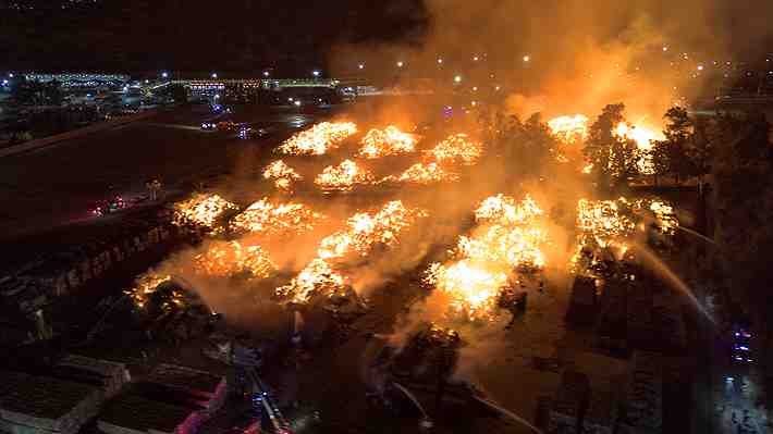 Videos: Las imágenes del tremendo incendio en papelera ubicada en Puente Alto y que generó una alerta SAE