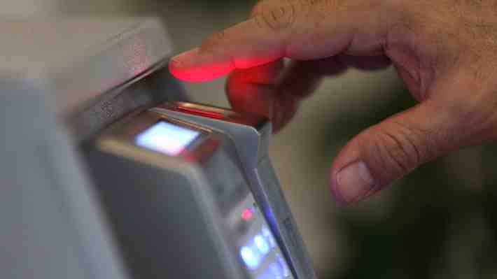 Problemas por huella dactilar es la gran complicación de adultos mayores en trámites esenciales