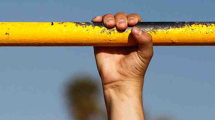 Dead hang, el ejercicio ancestral que mejora el cuerpo y la mente: Conoce sus beneficios y quiénes deben evitarlo