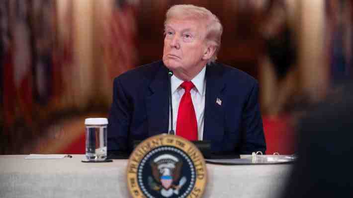 Trump afirma que Irán "se ha rendido ante sus vecinos" y promete un ataque "muy duro" contra el país para hoy