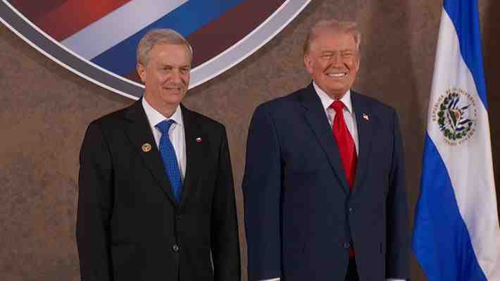 Kast participa en la cumbre "Escudo de las Américas" y posa en foto oficial junto a Donald Trump