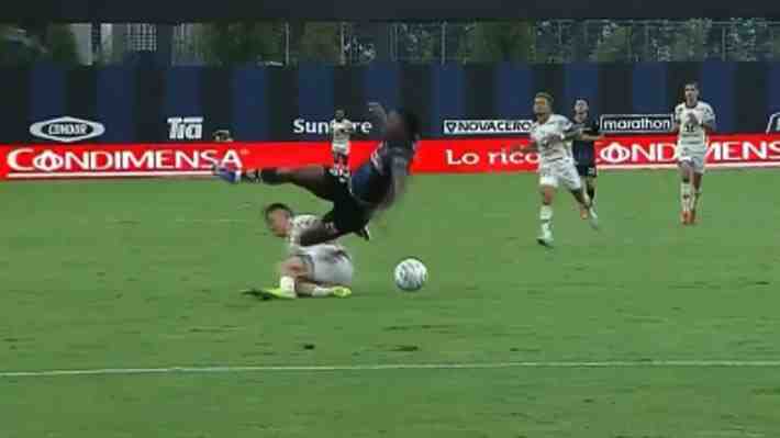 "Te quedas en shock": La brutal falta en el fútbol ecuatoriano que da la vuelta al mundo