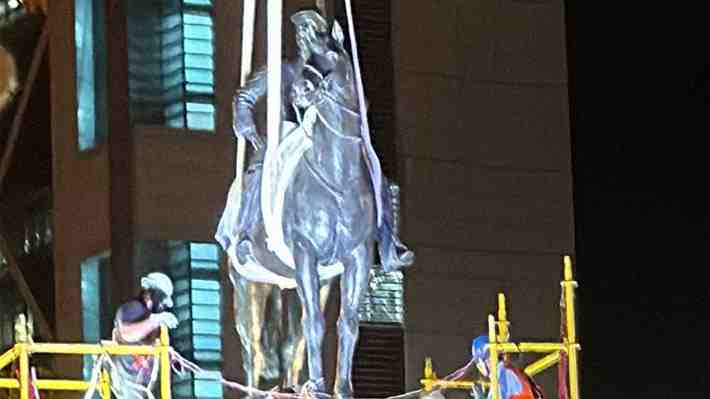 Estatua del general Baquedano es finalmente instalada en Plaza Italia y vuelve después de cinco años