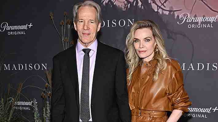 Michelle Pfeiffer y su marido, David E. Kelley, sorprenden al posar en una alfombra roja