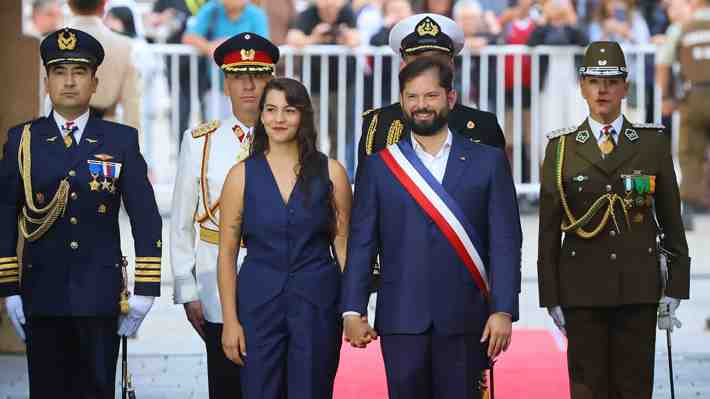 Con rol protagónico de su pareja, Presidente Boric recibe los últimos honores en La Moneda
