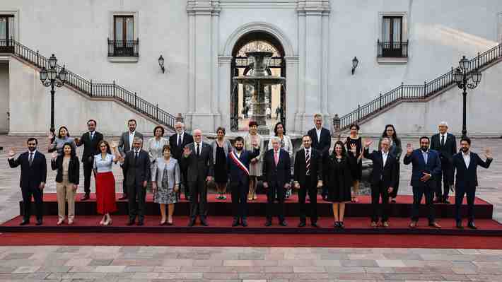 Foto oficial de Boric y sus ministros: Los contrastes entre la última imagen y la de 2022