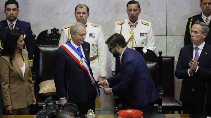 Kast deja el Congreso y se dirige en el Ford Galaxie rumbo a Santiago