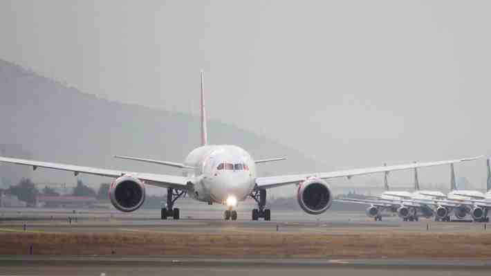 Primeros impactos de la crisis del petróleo: Aerolíneas del mundo anuncian alzas de tarifas