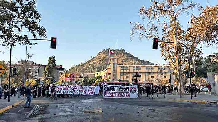 El "puño" detrás de una de las convocatorias a protesta contra Kast que terminó con piedrazos a vehículos