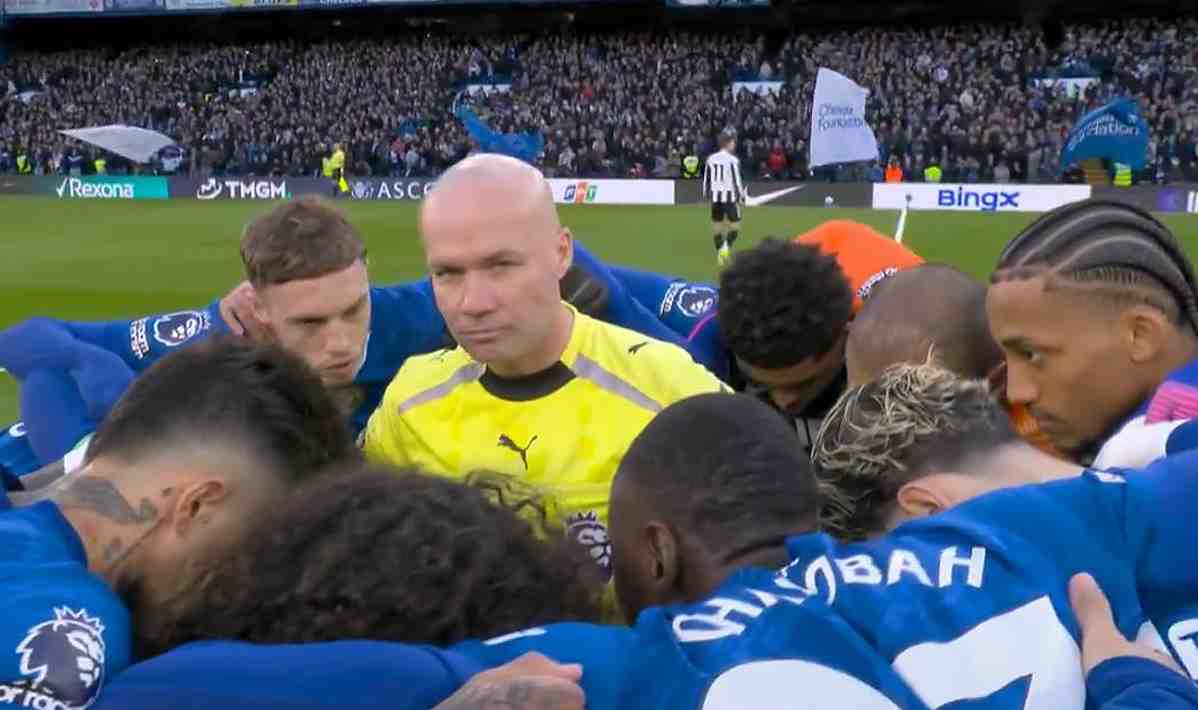 "Nunca vi algo así en 50 años": Mira la "surrealista" imagen de un árbitro de la Premier antes del Chelsea-Newcastle