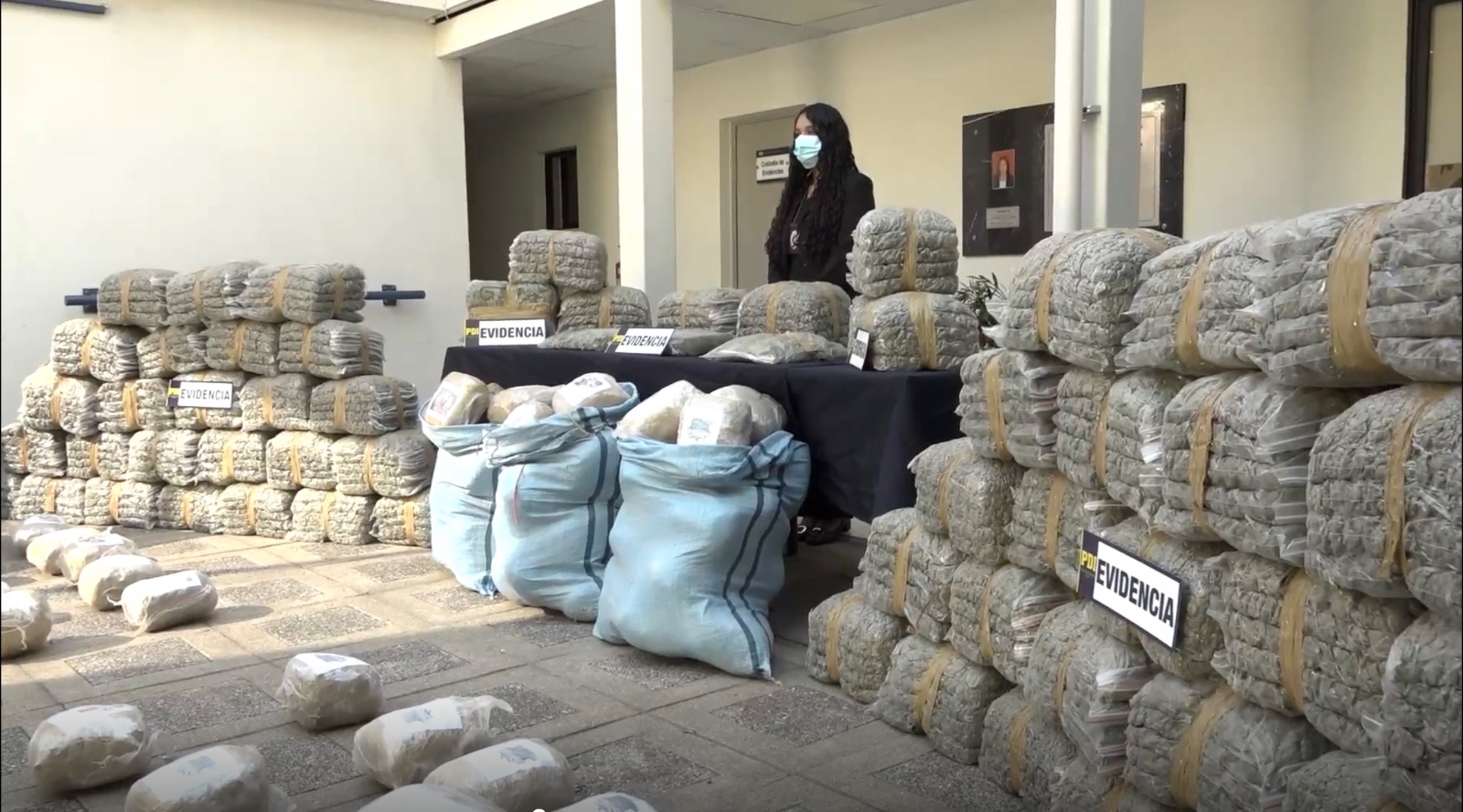 Detienen a tres personas con más de 1,7 toneladas de cannabis: La iban a distribuir en la zona sur de Santiago