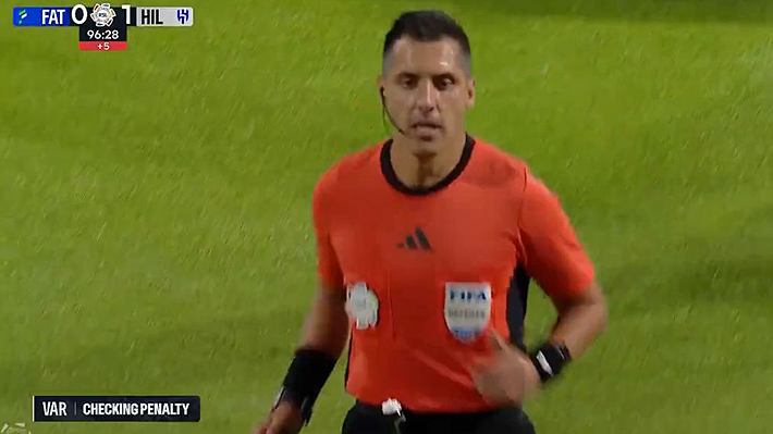 Video: La gran polémica del árbitro chileno Cristián Garay en Arabia Saudita tras anular un penal con el VAR