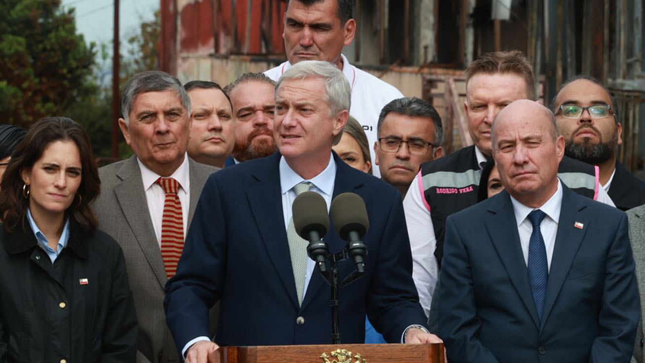 IVA a viviendas, contribuciones e impuesto a empresas: Análisis a la "reconstrucción" económica que planea Kast