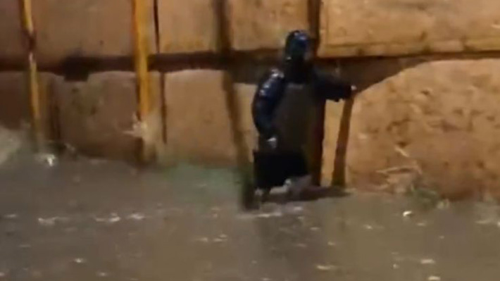 Lluvias inundan villa en Linares: Alcalde culpa a obras de un supermercado que habría obstaculizado paso del agua