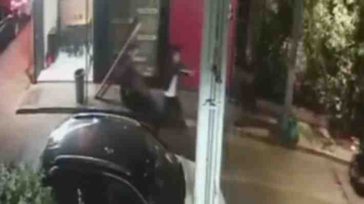 Video: El momento en que un PDI balea a dos ladrones y frustra robo a local de comida