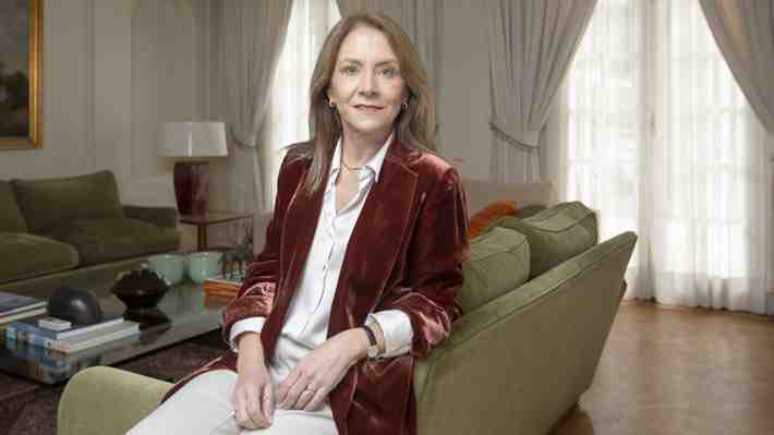 Presidenta de la CPC rectifica y afirma que se busca que "no aumente el número" de feriados irrenunciables