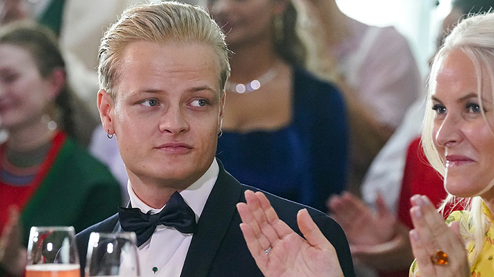 Hijo de princesa Mette-Marit pide ser absuelto de los delitos graves que se le imputan y acepta cumplir una pena menor