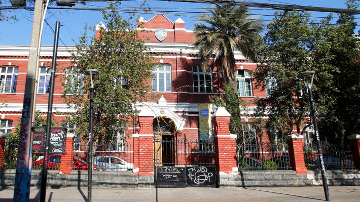 Alumnos provocan incidentes en el liceo Barros Borgoño en Santiago y obligaron a la suspensión de clases