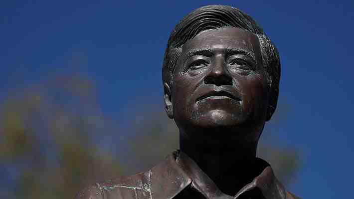 Conmoción en EE.UU. por denuncias de abuso sexual contra líder social: Tapan estatuas y borran su nombre de calles