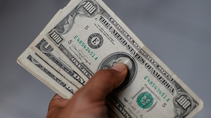 Dólar cambia de tono, anota fuerte salto y termina la semana en su mayor precio desde diciembre
