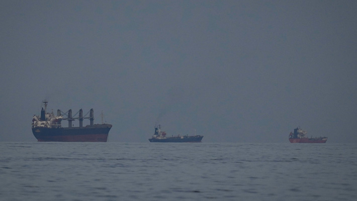 A fin de frenar la escalada de precios, EE.UU. autoriza la venta y entrega de petróleo iraní cargado en buques