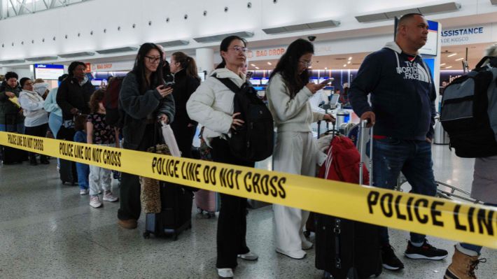 Trump ordena despliegue de agentes de ICE en aeropuertos en medio de bloqueo presupuestal