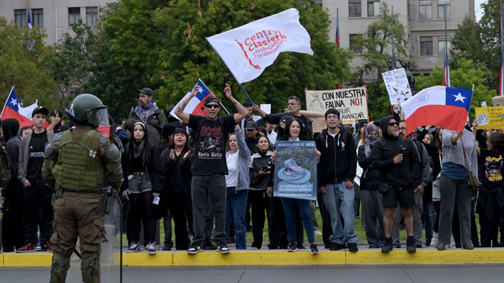 Protesta ambientalista frente a La Moneda deja siete personas detenidas