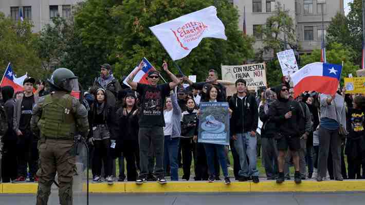 Protesta ambientalista frente a La Moneda deja siete personas detenidas
