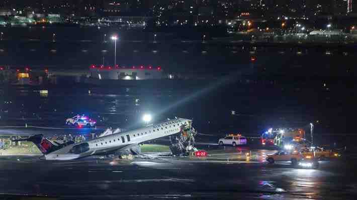 Avión comercial impacta con carro de bomberos en pista de aeropuerto de Nueva York: Murió el piloto y el copiloto