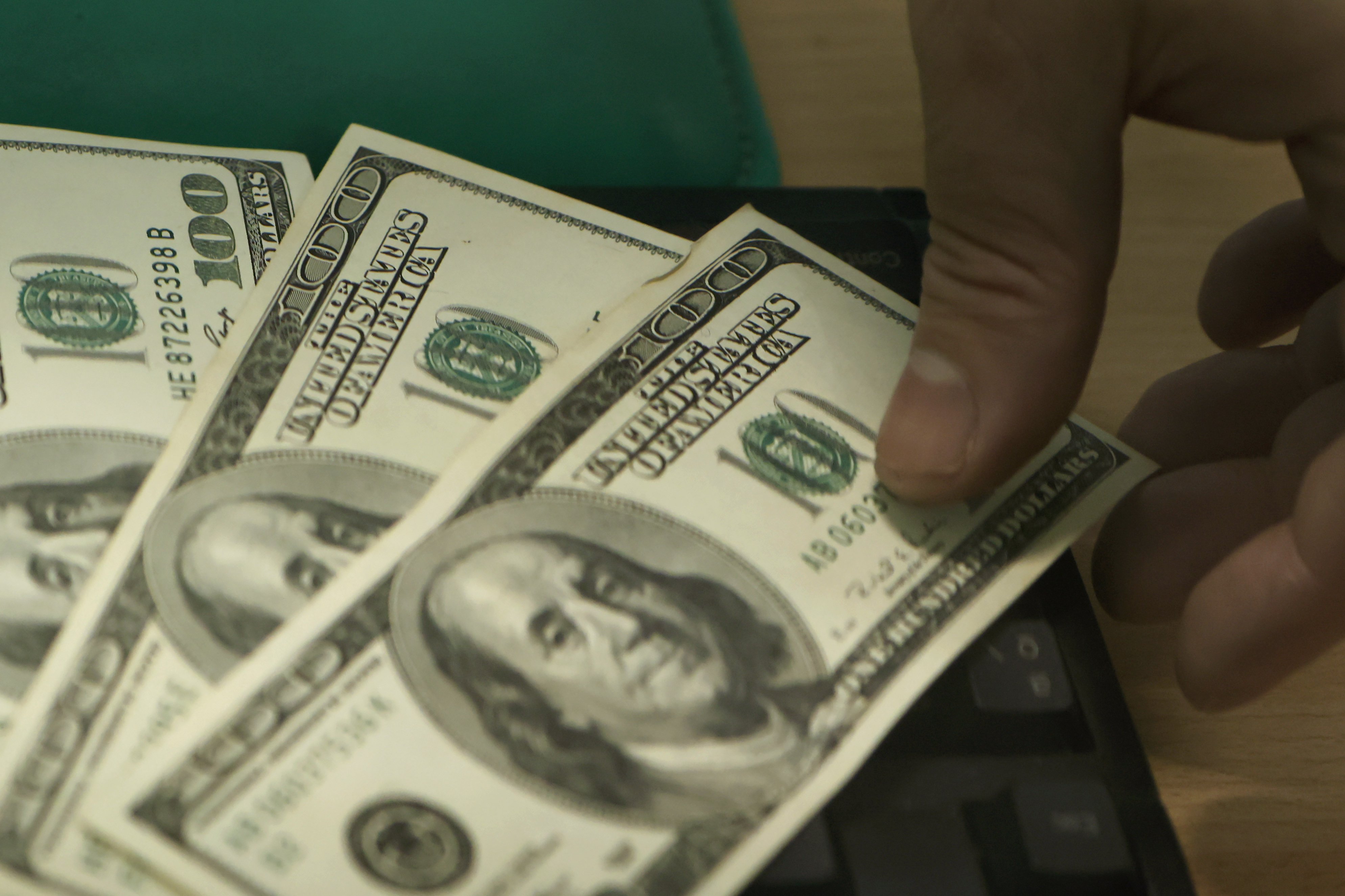 Dólar cierra con fuerte caída tras señales de desescalada en Medio Oriente y salto del cobre