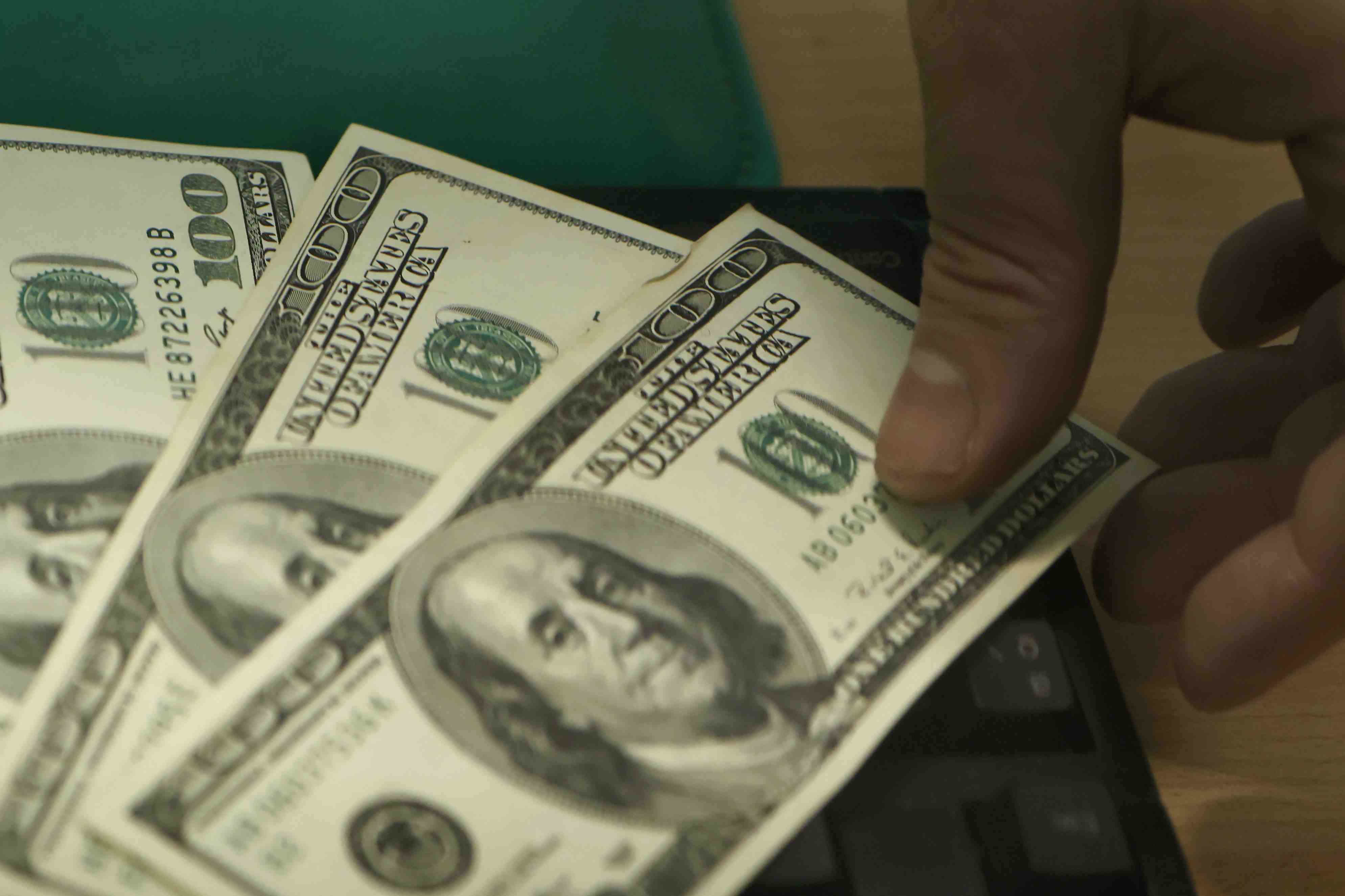 Dólar cierra con fuerte caída tras señales de desescalada en Medio Oriente y salto del cobre