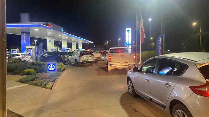 Reportan largas filas en bencineras tras histórico anuncio de alza de los combustibles