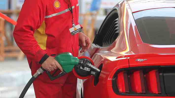 "Golpe tremendo": Gremios de buses y transportistas rechazan alza del combustible y Quiroz dice que "no voy a retroceder"