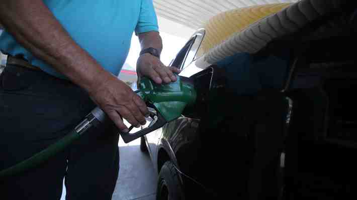 Camioneros, colectiveros y buses acusan un "golpe directo" y alertan alza de tarifas por histórico incremento de combustibles