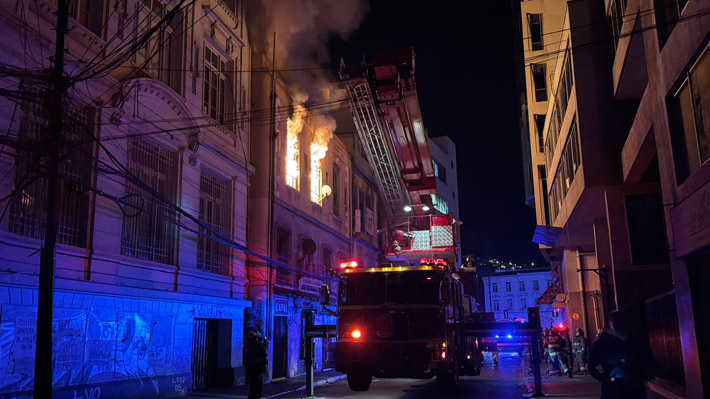 Incendio afecta a tradicional restaurante en Valparaíso: Bomberos indaga origen del fuego