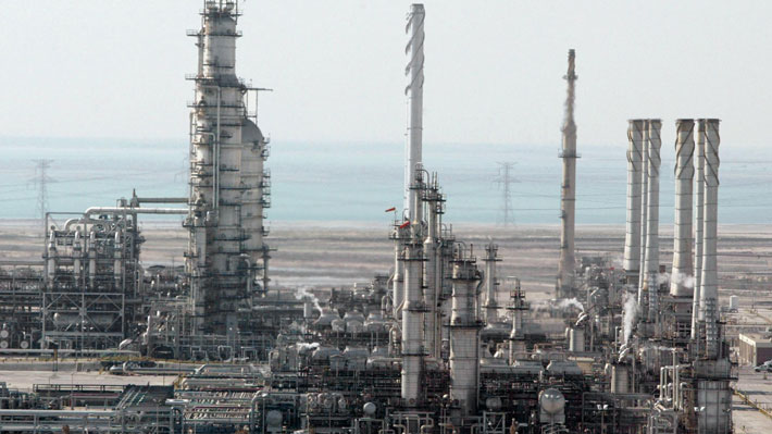 Petróleo cae y vuelve bajo los US$100: Mercado apuesta por desescalada del conflicto en Medio Oriente